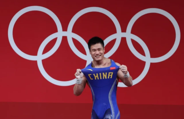 “军神”吕小军为中国男子举重81公斤级冠军，这是中国力量！
